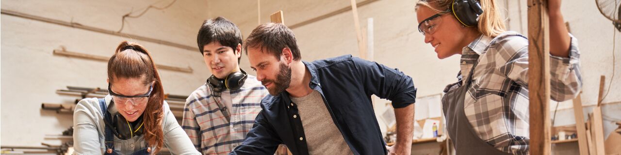 Lehrlinge mit Ausbilder