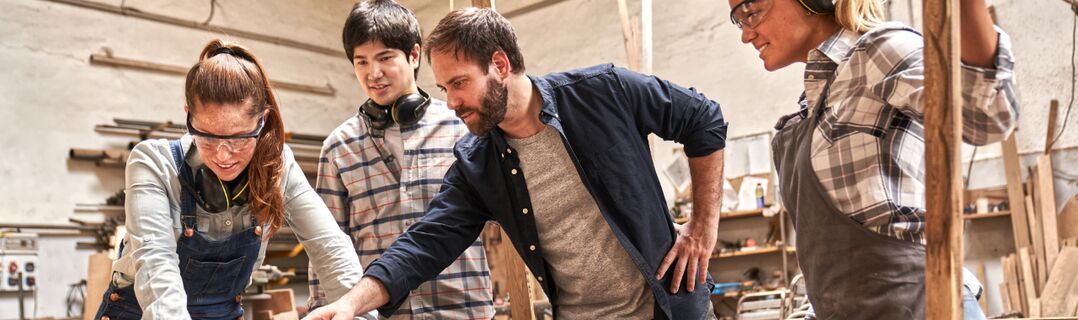 Lehrlingsaubilder mit Lehrlingen in Tischlerei