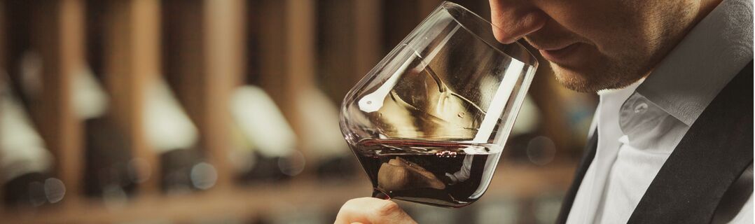 Mann mit weinglas