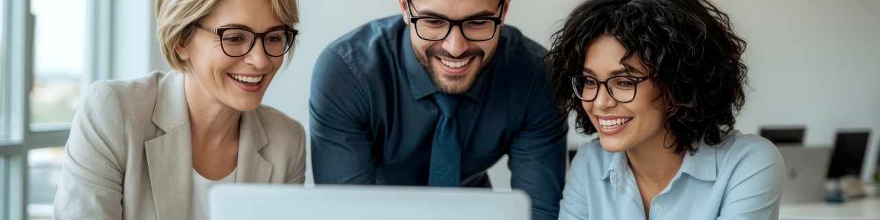 Frau im Fokus, im Hintergrund mehrere Menschen