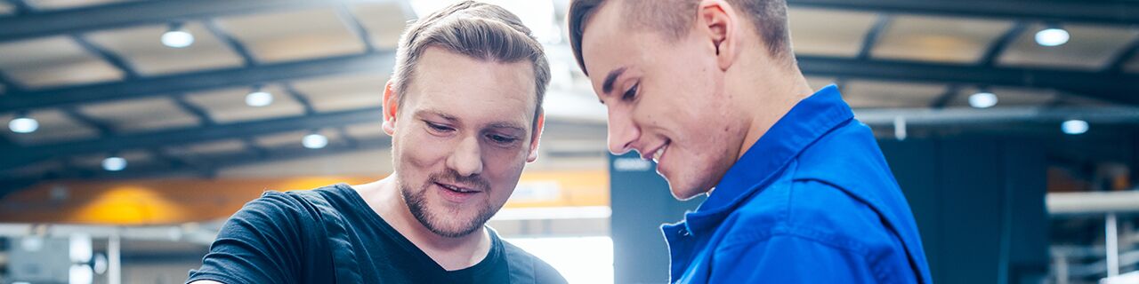 Junger Erwachsener wird in der Praxis ausgebildet