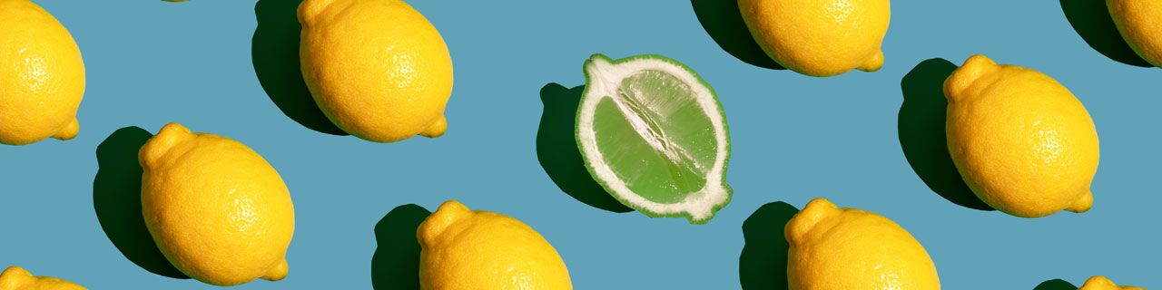 Mitarbeiter einer Produktionsfirma steht mit ipad in der Produktion