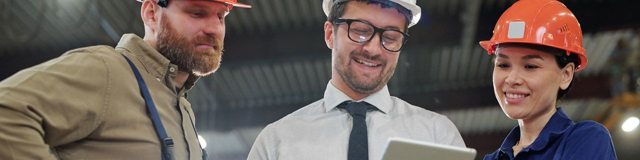 Mitarbeiter einer Produktionsfirma steht mit ipad in der Produktion