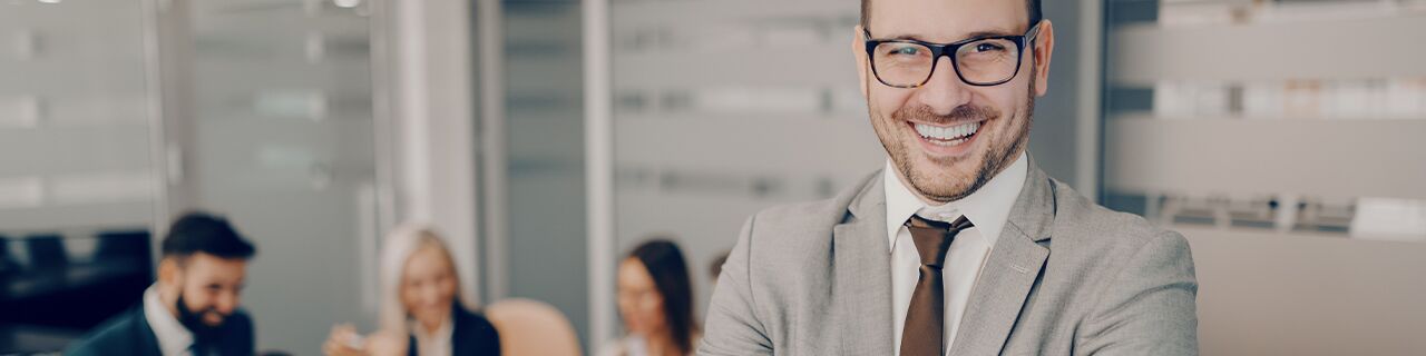 Meetingraum mit selbstsicheren Teamleiter