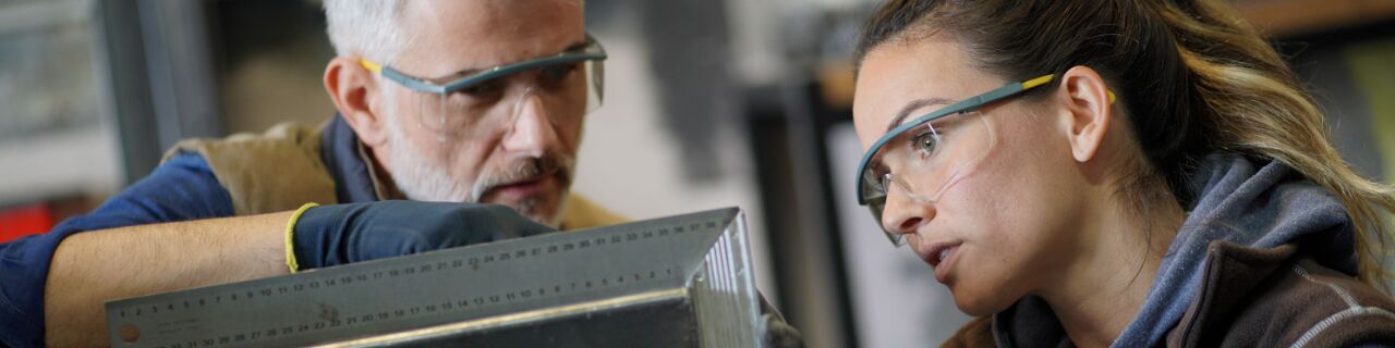 Mann erklärt Frau etwas