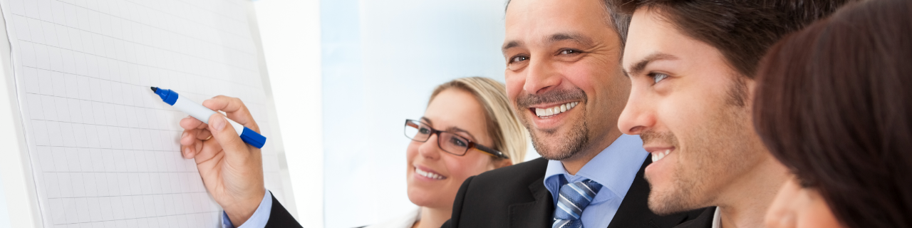 Mitarbeiter mit Tafel und Stift