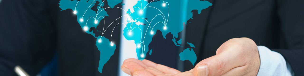 Businessmann mit Weltkarte