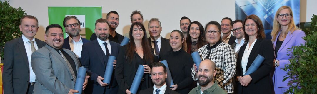 Frau im Fokus, im Hintergrund mehrere Menschen