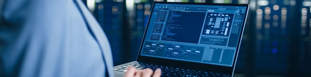 PC mit angedeuteter Person davor