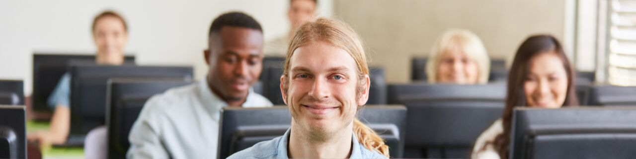 Lächelnder Mann vor Laptop