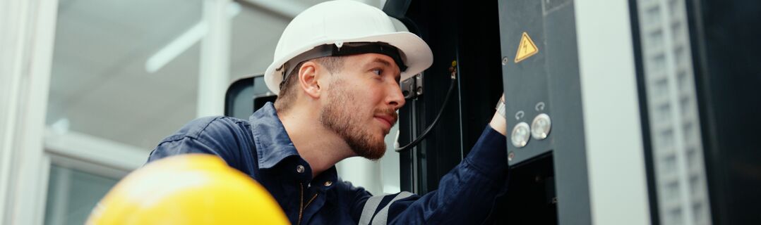 Frau reicht einem Mann die Hand und lächelt