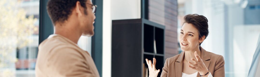 Frau und Mann im Gespräch