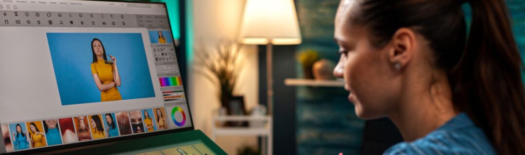 Frau mit Laptop und Fotoprogramm