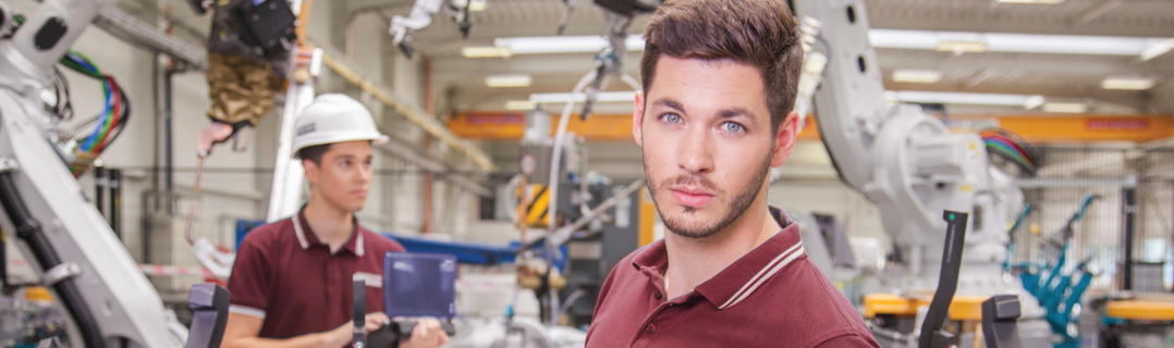 Prouktionshalle mit zwei Mitarbeitern