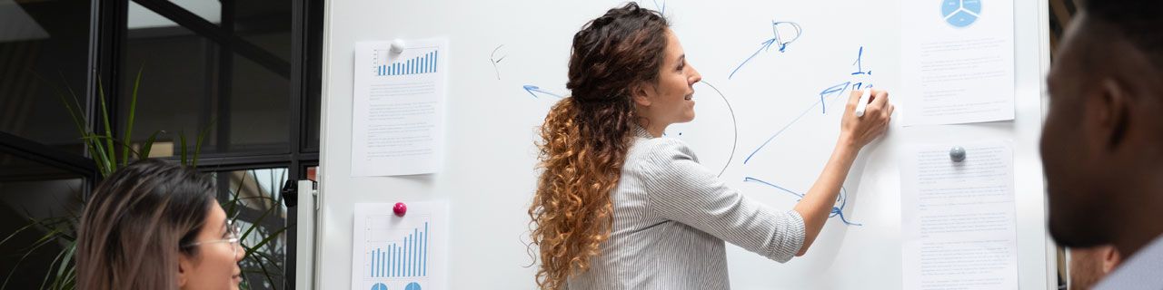 Buch mit Parli Italiano? liegt am Tisch mit Italienflagge