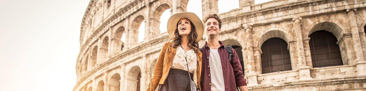 Buch mit Parli Italiano? liegt am Tisch mit Italienflagge