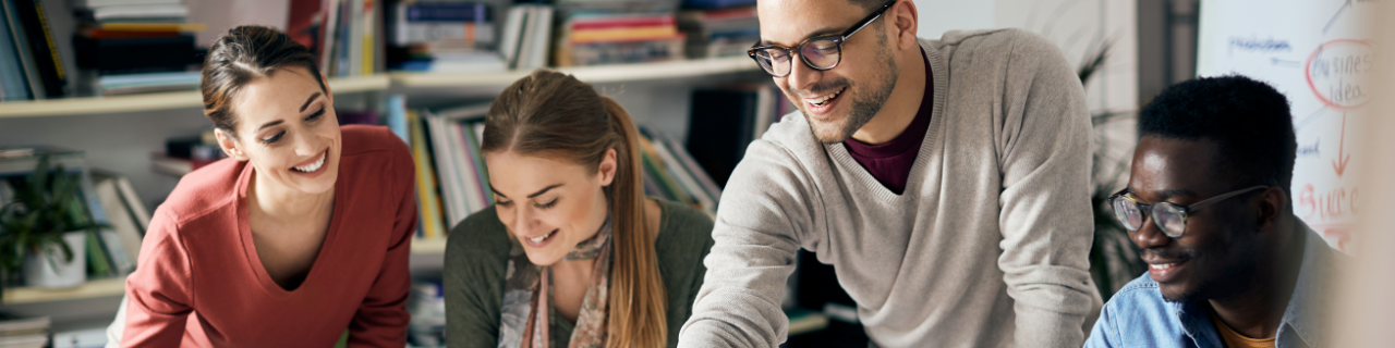 Gruppe lächelnder Menschen im Büro