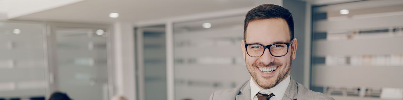 Mann in Anzug, der mit einem Stift malt