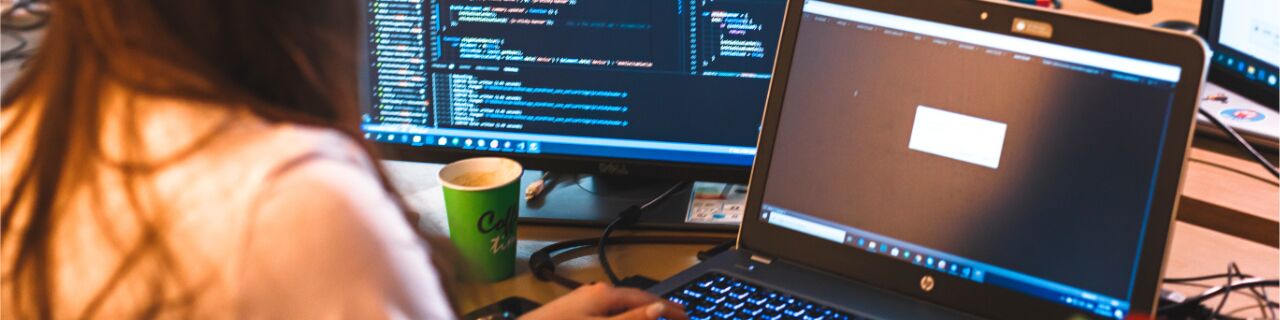 Frau stützt sich auf zwei Aktenordner