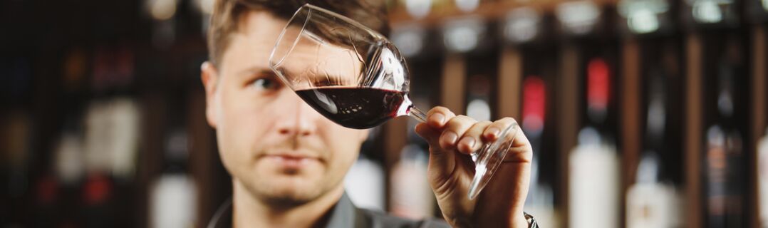 Mann mit weinglas