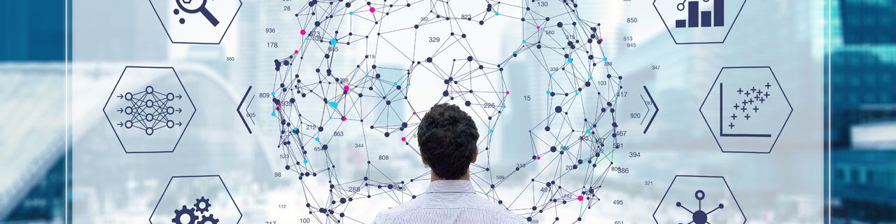 Barkeeper füllt ein Glas