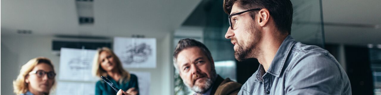 Frau im Fokus, im Hintergrund mehrere Menschen