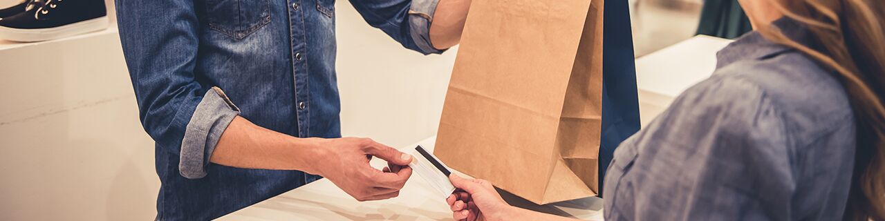 Mann der gerade einkauft