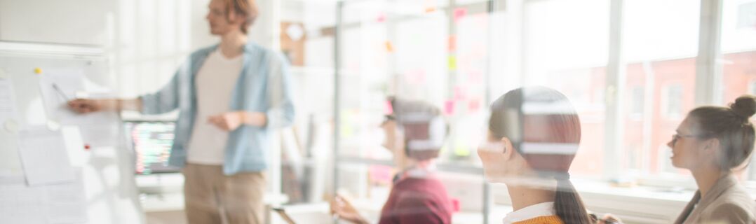 Mann an der Tafel im Fokus
