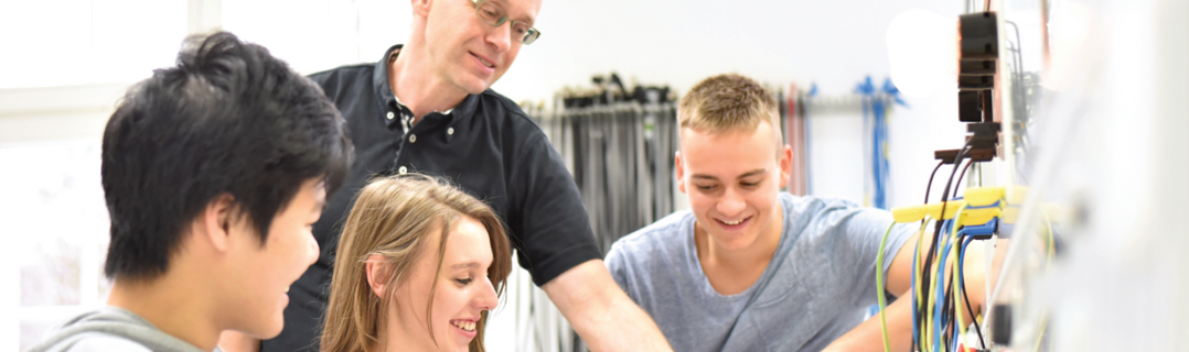 Lehrer mit Schülern