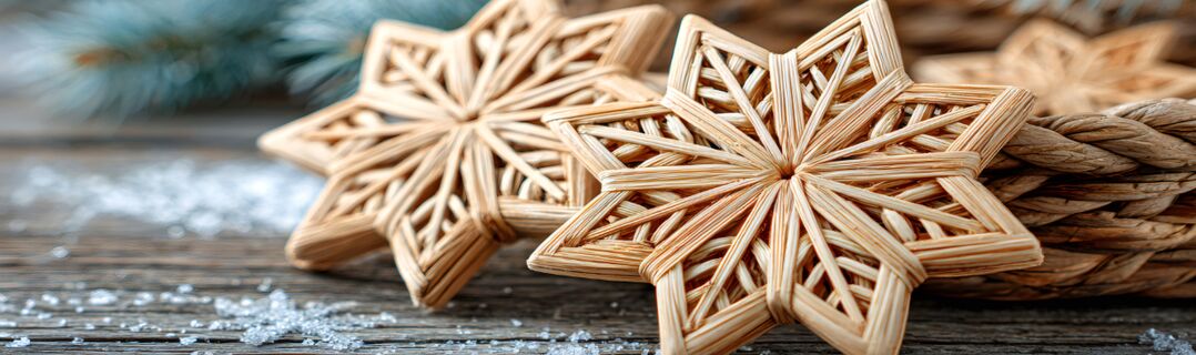 Ausbilder zeigt seiner Auszubildenden etwas