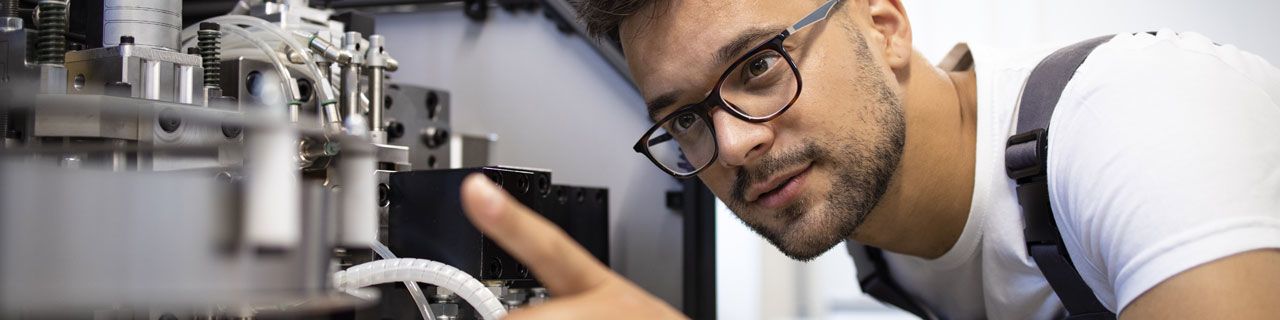 Ein Metalltechniker, der gerade arbeitet