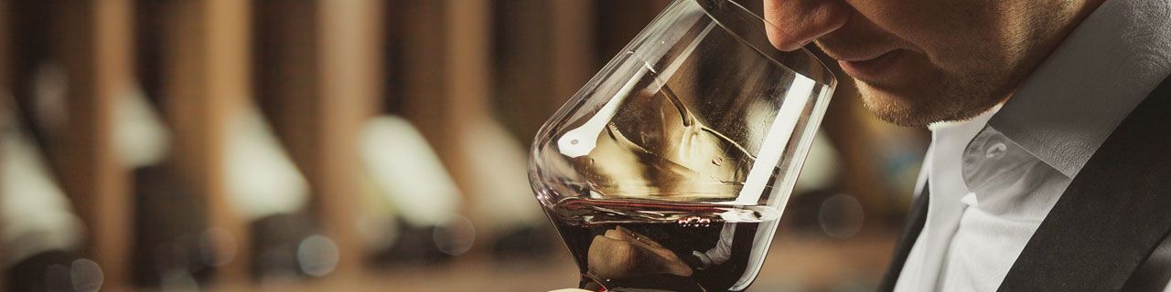 Wein wird in ein Glas eingeschenkt