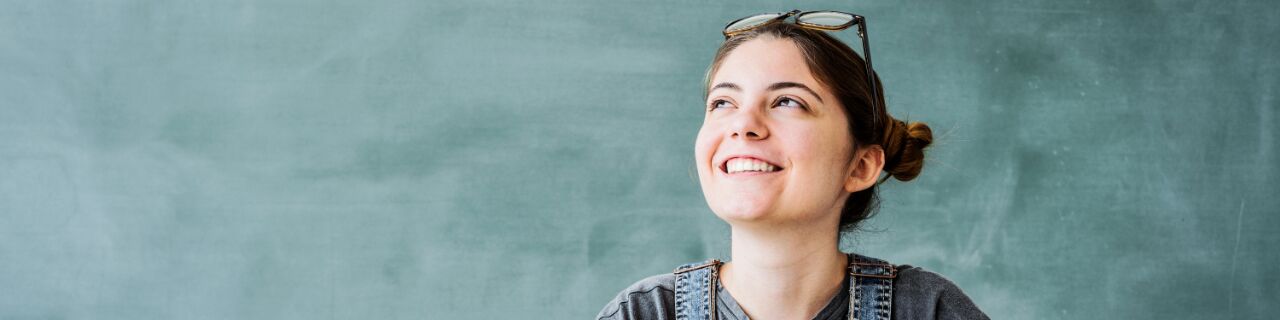 Lächelnde Frau mit Buch