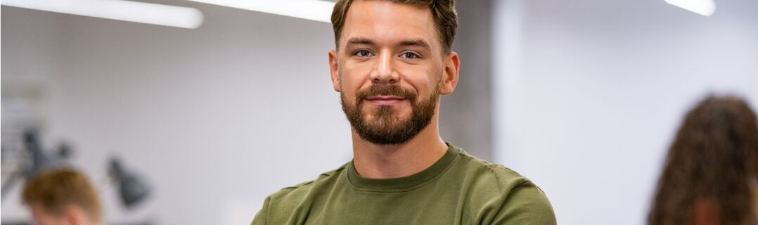 ein lächelnder mann