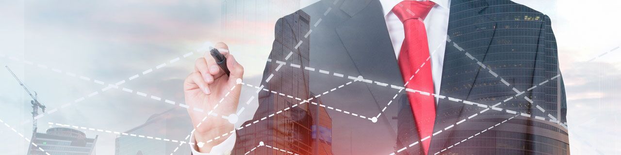 Mann in Anzug, der mit einem Stift malt