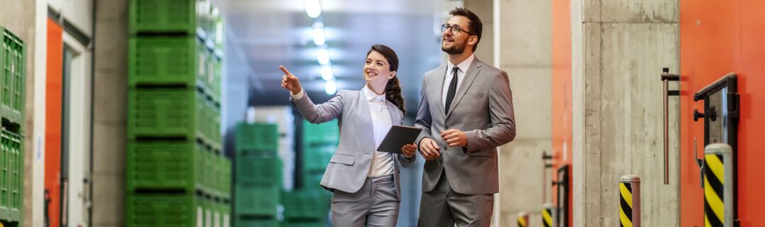 Frau und Mann im Gespräch im Lager