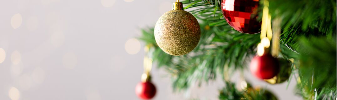 lachende dame im grünen