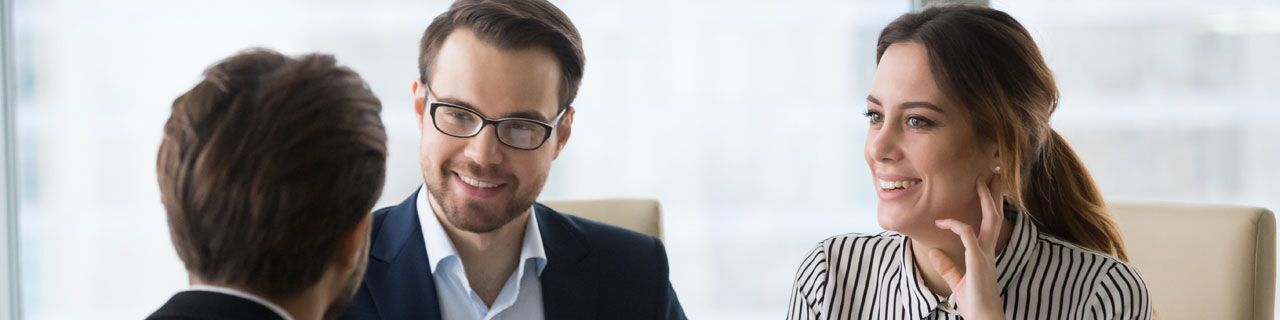 Mann in Anzug, der mit einem Stift malt