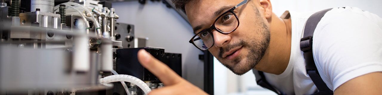 Mann bei CNC Maschine