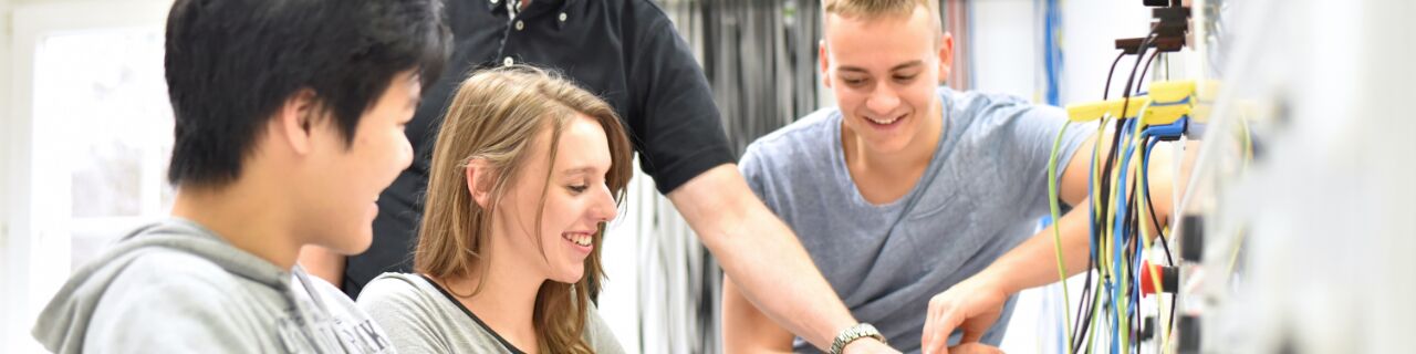 Ausbilder mit jungen Menschen