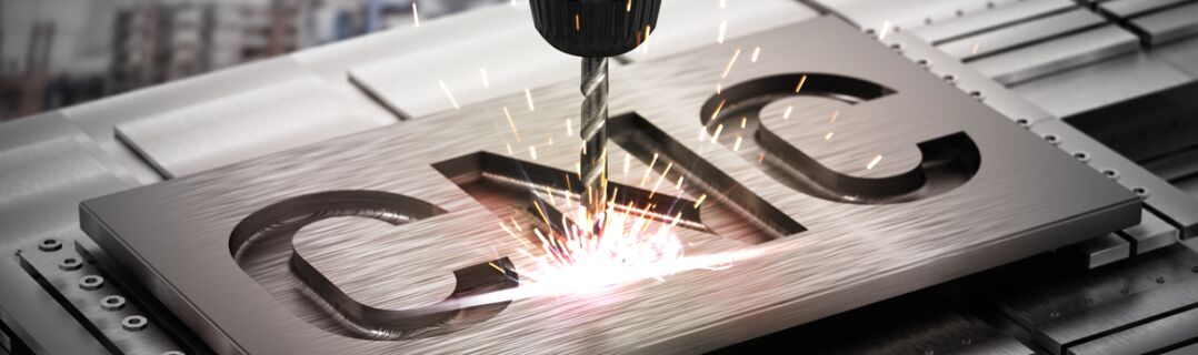 in ein metallstück wird cnc gefräst