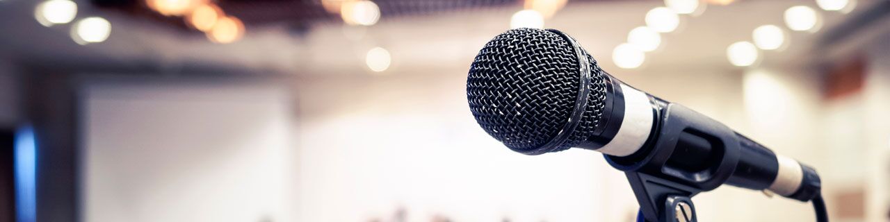 Mikrofon auf einem Pult