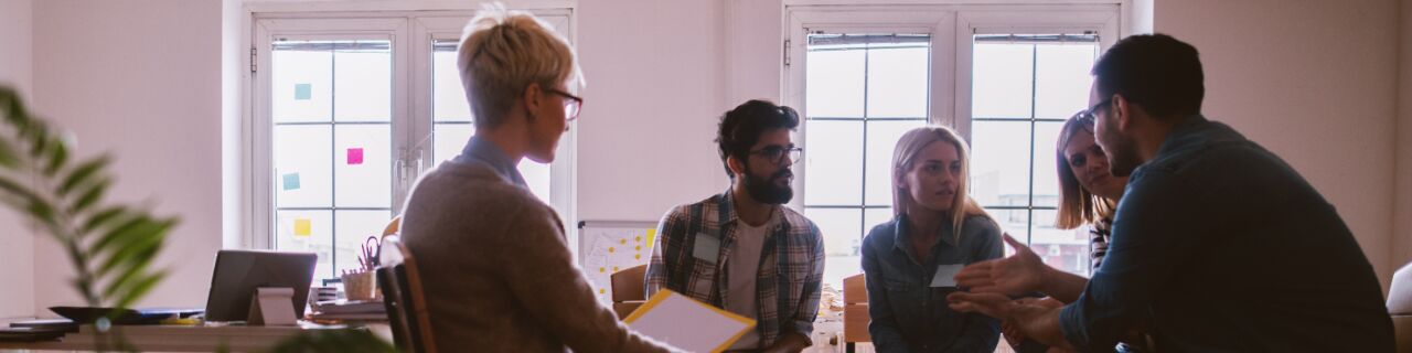 Frau stützt sich auf zwei Aktenordner