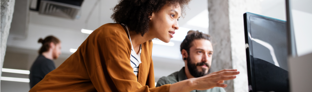 Frau stützt sich auf zwei Aktenordner