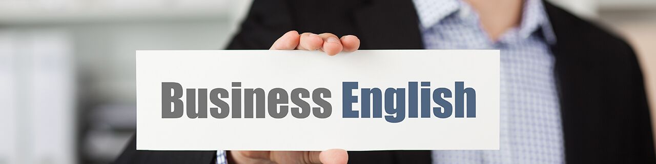 Mann der Schild "Business English" nach vorne hält