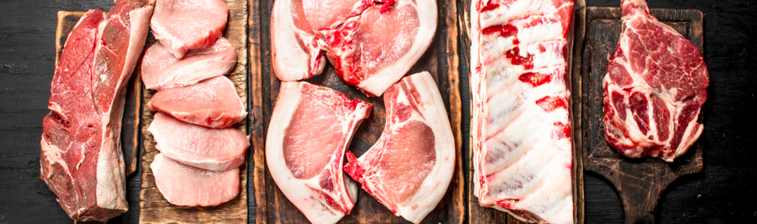 Frau stützt sich auf zwei Aktenordner