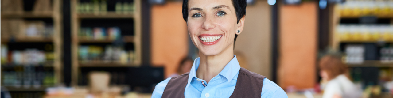 lächelnde Frau mit Käse