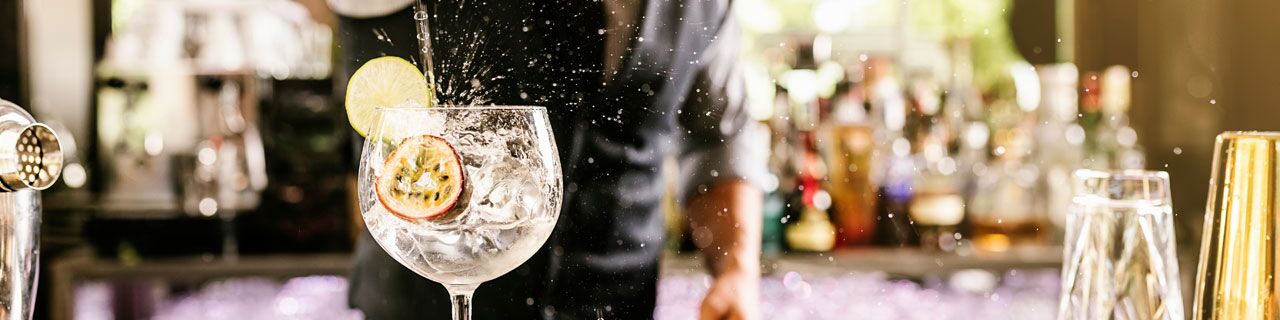 Barkeeper füllt ein Glas