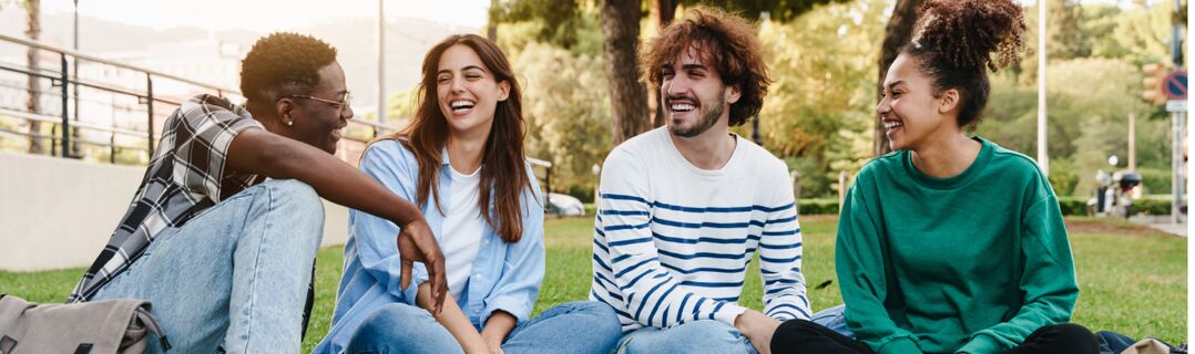 Frau und Mann im Gespräch im Lager